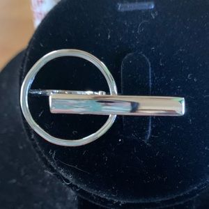 🆕 Modern Silvertone two finger ring. Very Stylish